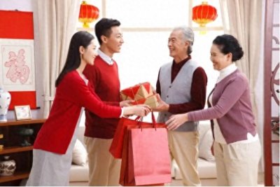 ​过年送礼有讲究，牢记这“送礼5原则”，不丢礼数长辈也更开心