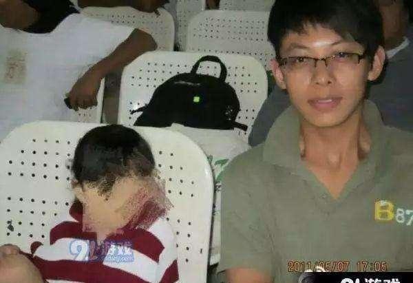 网民终于猛然醒悟，顿足追问：陈世峰的家庭背景为何至今是零曝光