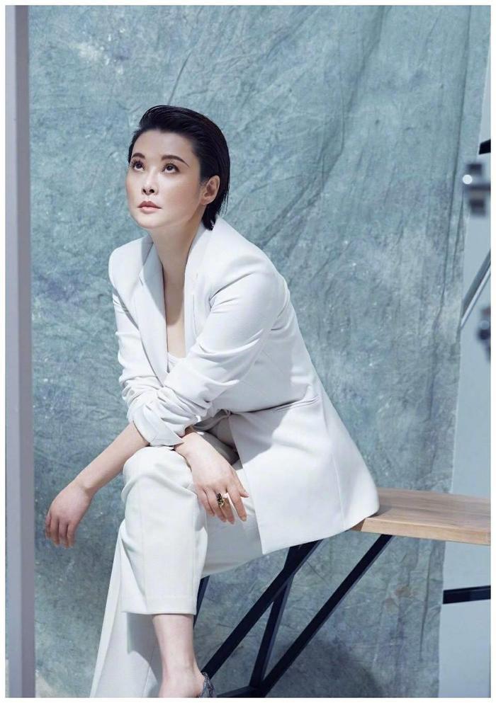 痛批千玺蔡徐坤的袁立迎来三婚?比男方大11岁,晒出钻戒秀恩爱
