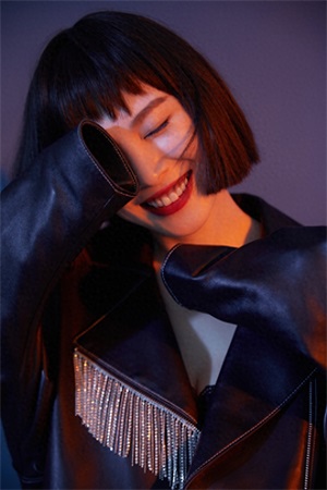 银雪新剧收官人气UP 最新写真展多面魅力撩人心