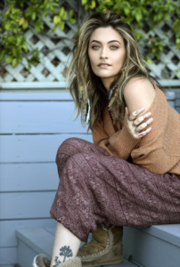 ​迈克尔杰克逊24岁女儿罕见谈及父亲，“他是个自由恋爱的嬉皮士”