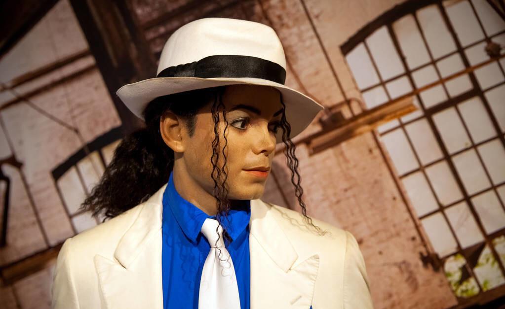 揭秘!为什么迈克尔·杰克逊的皮肤变白了?