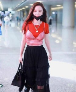 ​40岁张萌从未超过90斤,身材曲线优美,少女感爆棚