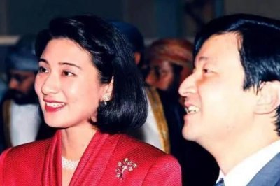 ​57岁雅子重回颜值巅峰！酒红西装英姿飒爽，展现昔日外交官风采