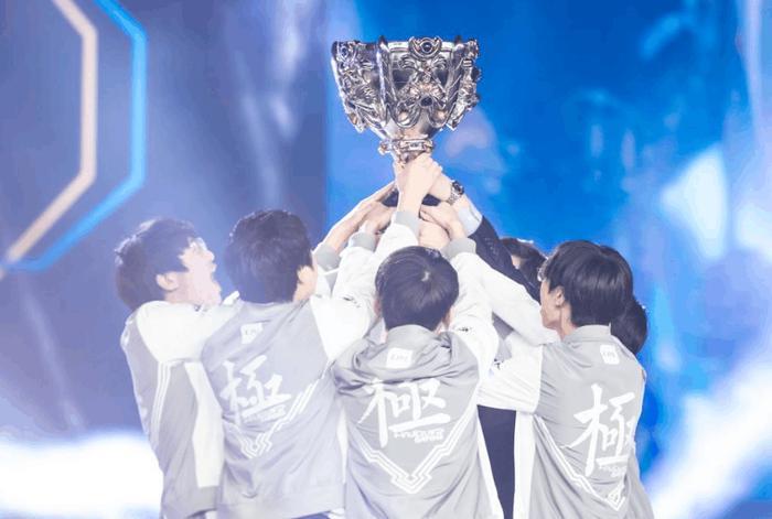 阿布回应厂长微博事件: 无论如何, 我们都会尊重和支持明凯!