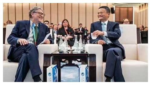 “首富”饭局，马云请比尔盖茨吃饭，看到两菜，网友：接地气