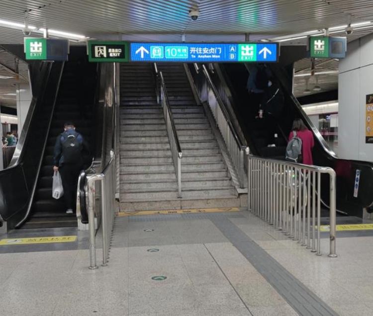 为什么地铁站只有向上的电梯「地铁出入口为什么电梯向上的多」