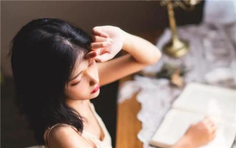 女生发微笑表情