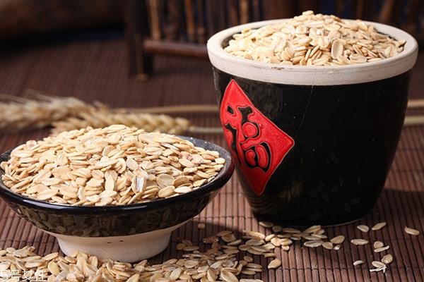 麦片什么颜色好 好坏麦片颜色对比图 麦片什么颜色好 好坏麦片颜色对比图