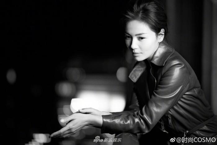 人妻刘涛亮相巴黎时装周 穿红色皮裙女王范十足