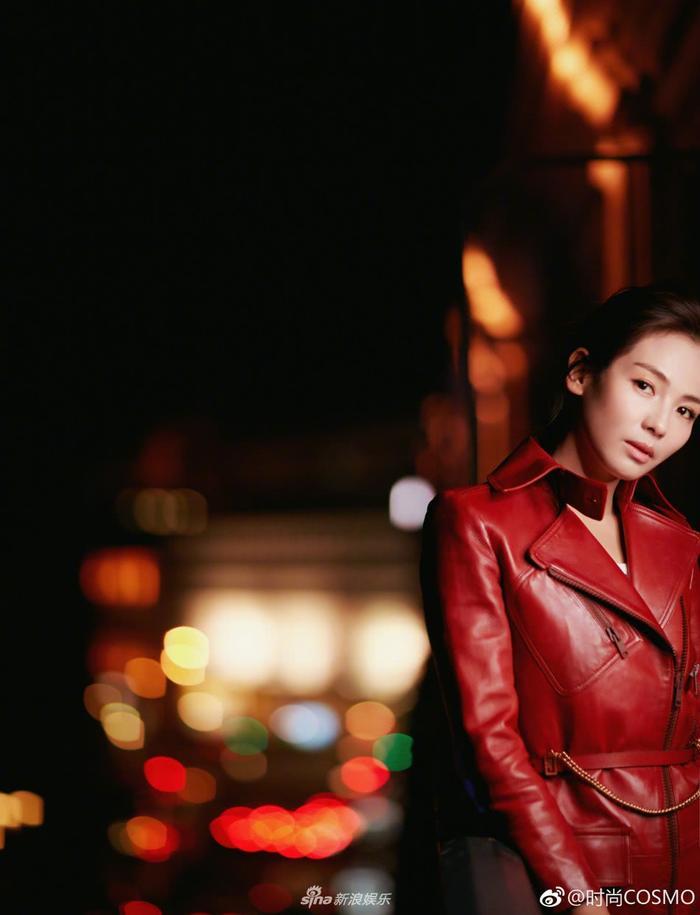 人妻刘涛亮相巴黎时装周 穿红色皮裙女王范十足