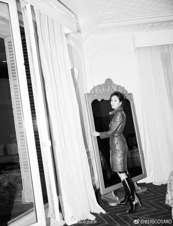 人妻刘涛亮相巴黎时装周 穿红色皮裙女王范十足