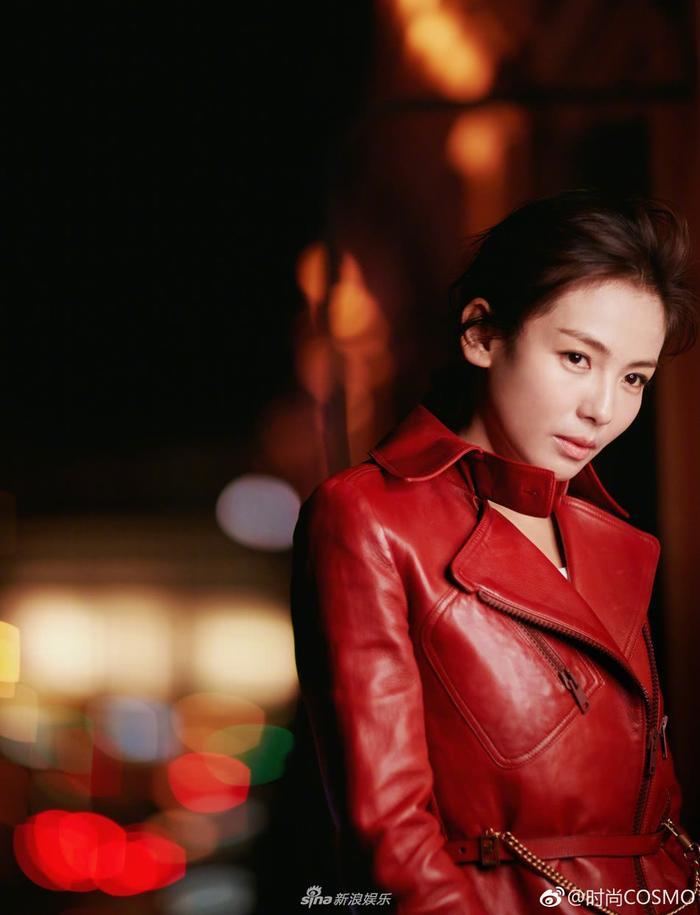 人妻刘涛亮相巴黎时装周 穿红色皮裙女王范十足