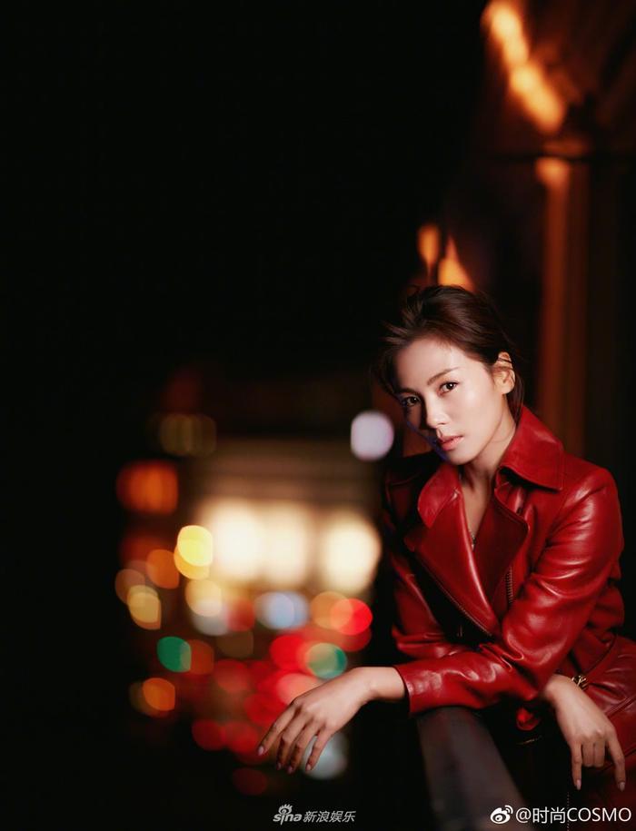 人妻刘涛亮相巴黎时装周 穿红色皮裙女王范十足