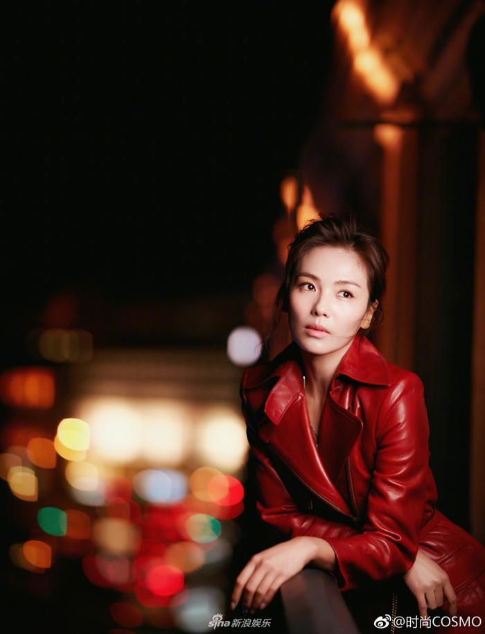 人妻刘涛亮相巴黎时装周 穿红色皮裙女王范十足