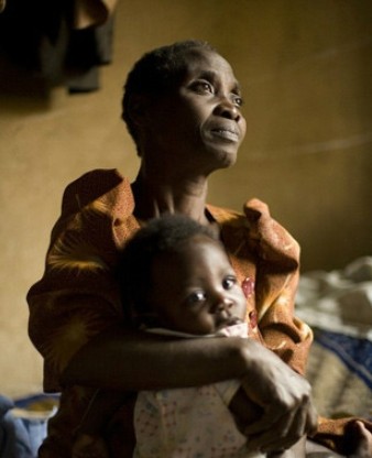 实拍乌干达妇女的真实生活,兄弟共妻、跪地迎夫,重男轻女严重