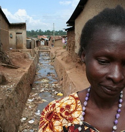 实拍乌干达妇女的真实生活,兄弟共妻、跪地迎夫,重男轻女严重