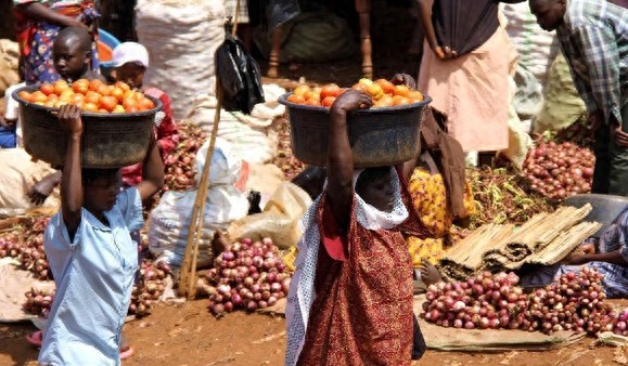 实拍乌干达妇女的真实生活,兄弟共妻、跪地迎夫,重男轻女严重