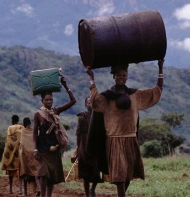 实拍乌干达妇女的真实生活,兄弟共妻、跪地迎夫,重男轻女严重