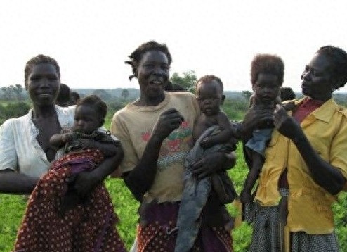 实拍乌干达妇女的真实生活,兄弟共妻、跪地迎夫,重男轻女严重