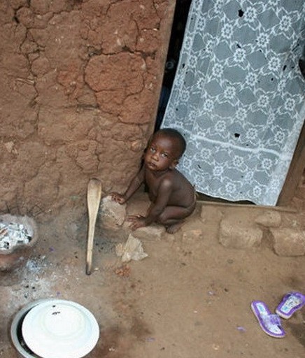 实拍乌干达妇女的真实生活,兄弟共妻、跪地迎夫,重男轻女严重