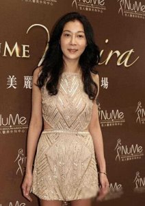 ​吴绮莉搏出位太拼！裙子腰部开洞吸睛，腿型美过圆规！