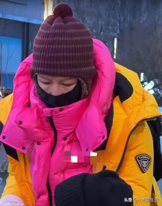 ​51岁蔡少芬夫妇带娃现身哈尔滨！棉袄超厚装备全，张晋差点没认出