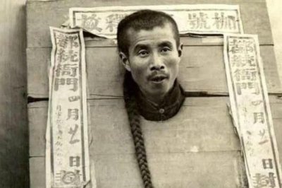 ​清末带木枷的犯人，有义和团的人，图6女犯人的眼神迷离不安