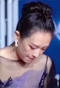 ​章子怡戛纳独特待遇，带着定制女儿名字的项链，眼中泪光闪烁