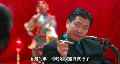 他是《古惑仔》中的大佬蒋天养，曾提携周星驰上位，如今惨遭封杀