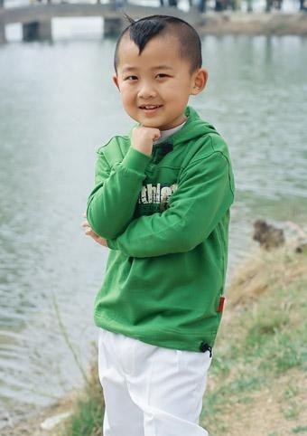 他是《还珠格格》里的东儿，因病五岁身高70厘米，如今这样了