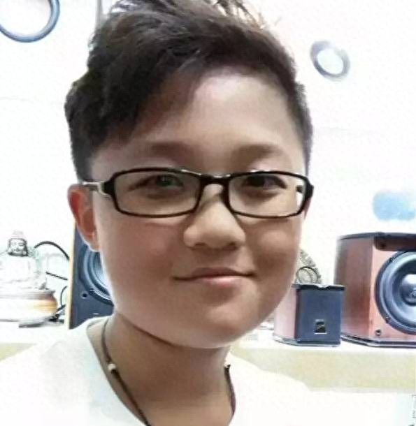 他是《还珠格格》里的东儿，因病五岁身高70厘米，如今这样了