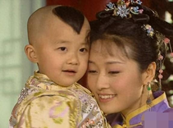 他是《还珠格格》里的东儿，因病五岁身高70厘米，如今这样了