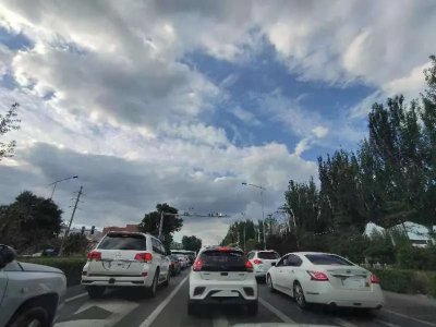 ​太原南中环过了坞城路高架东向西中间车道四车追尾