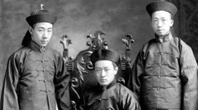 ​他是爱新觉罗后人, 50多岁坐实皇家血统, 留辫子穿龙袍过皇室生活