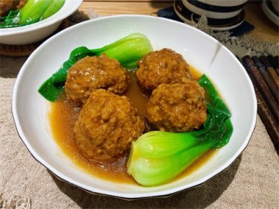 ​过年做狮子头，牢记这个新手做法，狮子头酥软不油腻，一次做成功