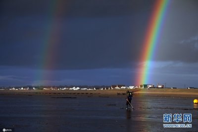 ​英国诺福克郡海滩美如画 彩虹尽头与地平线相接