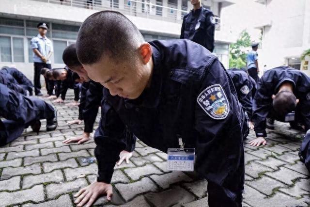 寸头是检验颜值的标准，男生军训全部被剃寸头，丑不丑一看便知