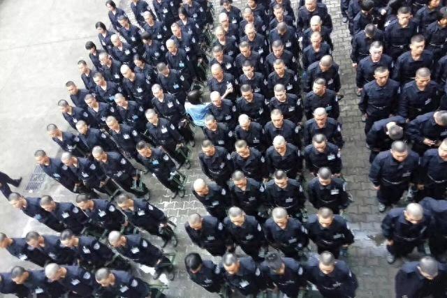 寸头是检验颜值的标准，男生军训全部被剃寸头，丑不丑一看便知