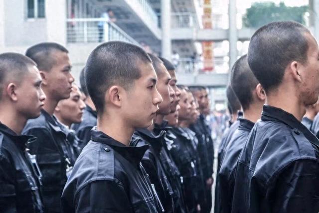 寸头是检验颜值的标准，男生军训全部被剃寸头，丑不丑一看便知