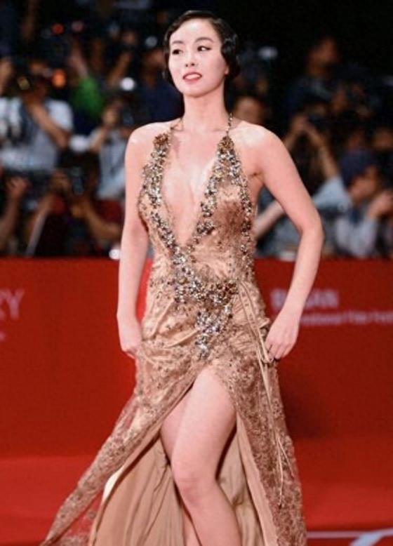 韩国女星韩秀雅为了吸睛太拼了！扯裙角露大长腿，不择手段啊！