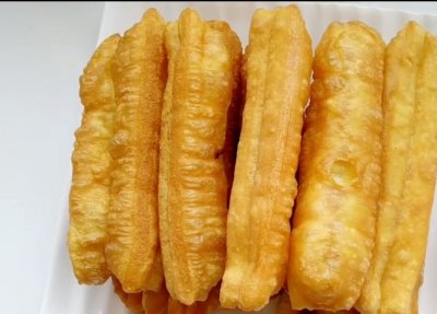 ​炸油条，传统老配方不用鸡蛋不用酵母，让您找回小时候的味道