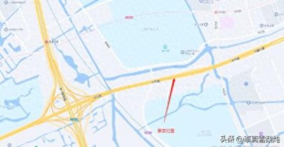 ​惊心！！上海一轿车飞下高架，烧成灰烬！